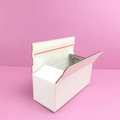 Versandkarton mit Klebestreifen wei&szlig;