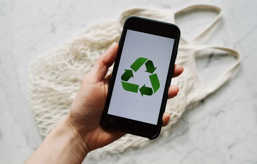 Telefon mit Recycle Symbol auf dem Bildschirm