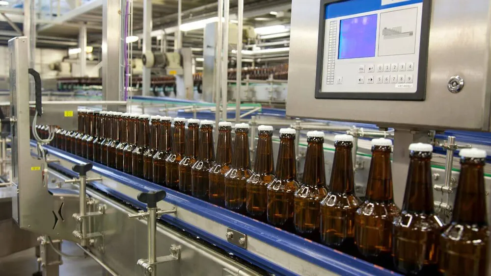 Applying beer labels by machine Applying beer labels by machine