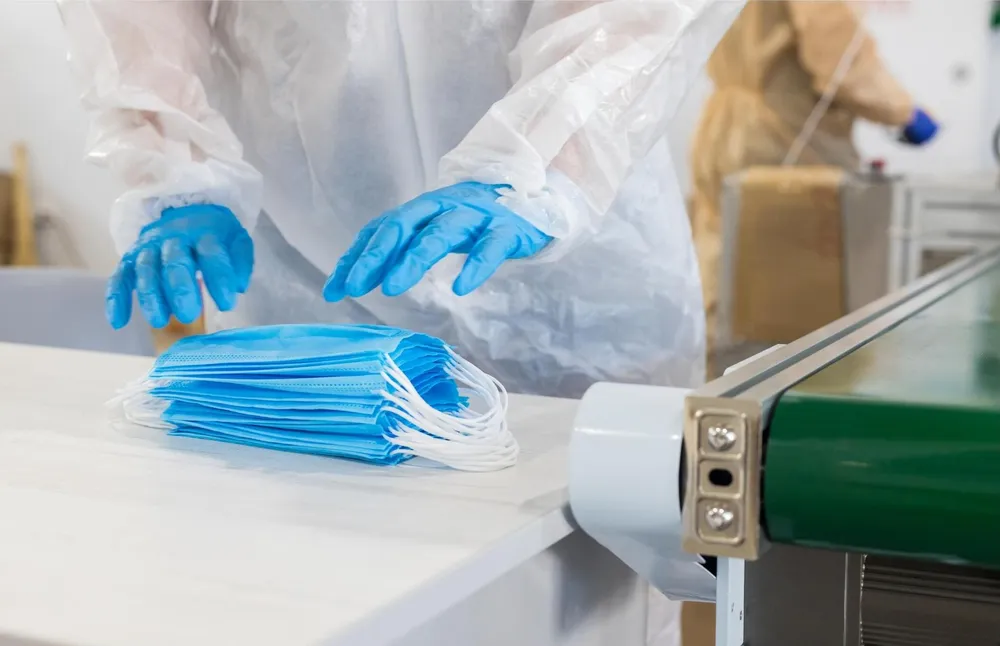 Abpacken von Masken nach Medizinischem Standart Abpacken von Masken nach Medizinischem Standart