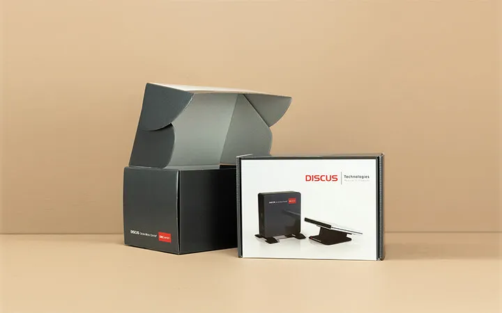 Scatola di cartone nera con coperchio ribaltabile, con coperchio aperto e confezione del prodotto Scatola di cartone nera con coperchio ribaltabile, con coperchio aperto e confezione del prodotto