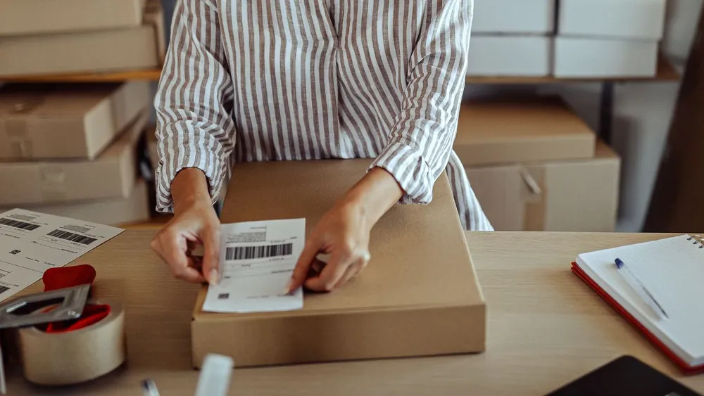 Versandpaket wird vorbereitet Versandpaket wird vorbereitet