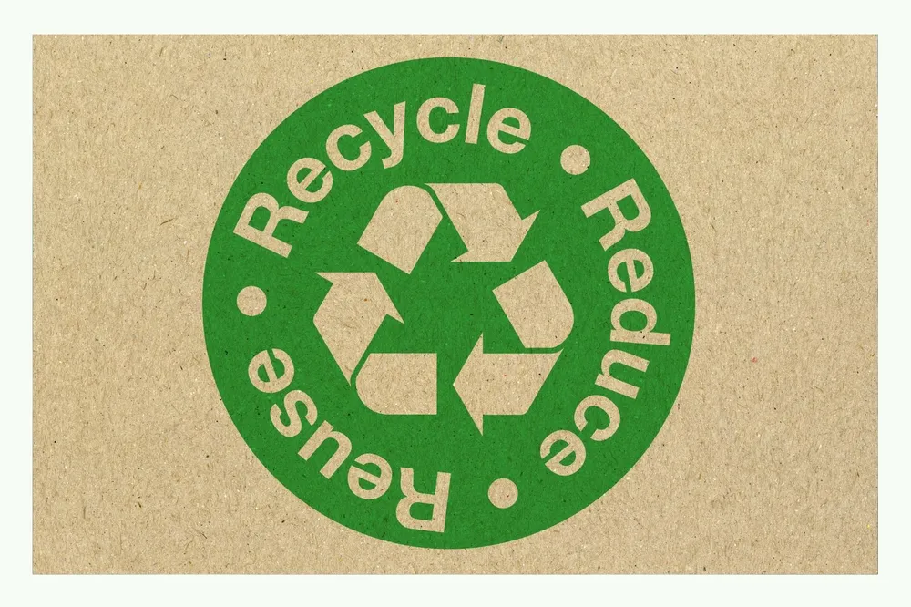 Simbolo verde del riciclo con le parole Recycle, Reduce, Reuse su cartone marrone Simbolo verde del riciclo con le parole Recycle, Reduce, Reuse su cartone marrone