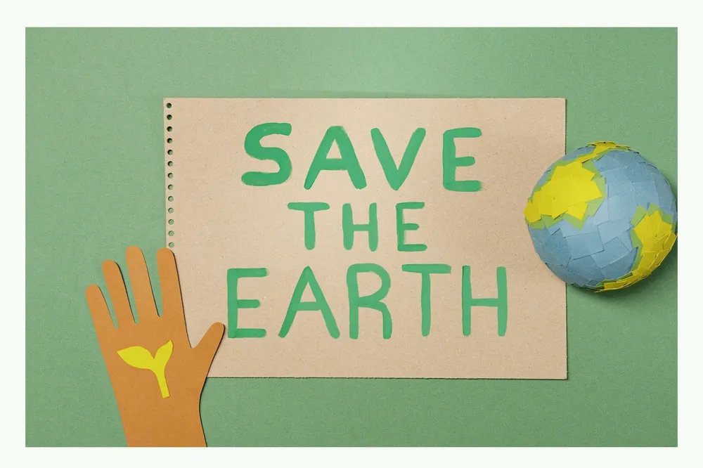 Hand mit Globus und Schild Save the Earth Hand mit Globus und Schild Save the Earth