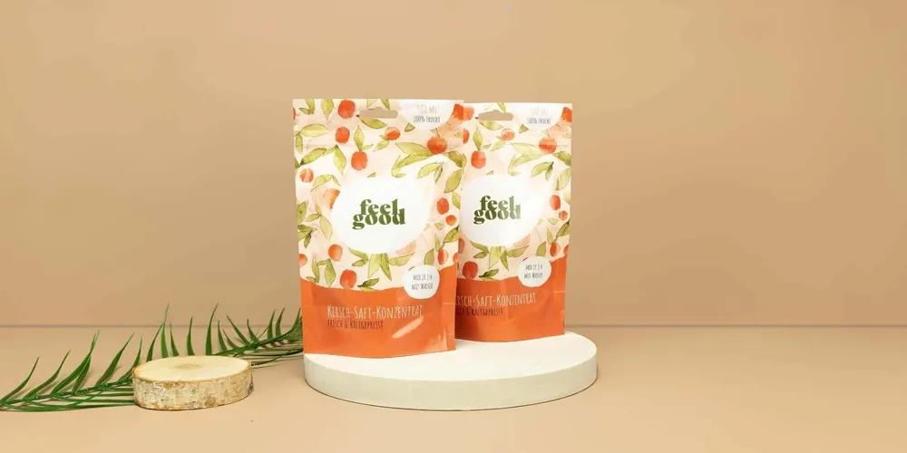 Zwei bedruckte Doypack Beutel vor einem beigen Hintergrund