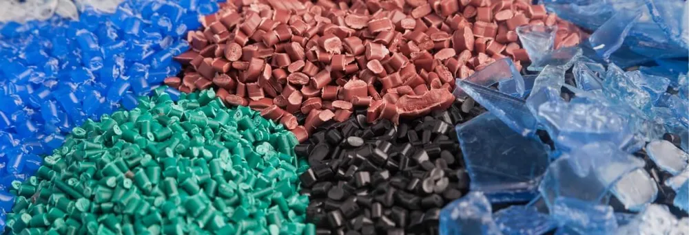 Bunte Kunststoffgranulate und Kunststoffstücke in verschiedenen Farben Bunte Kunststoffgranulate und Kunststoffstücke in verschiedenen Farben