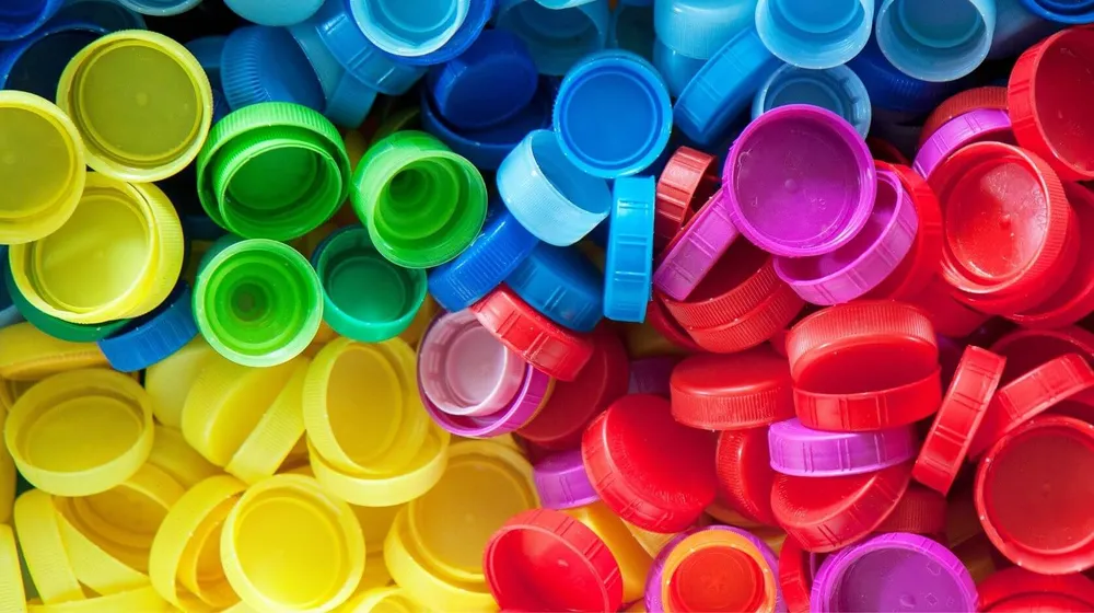 Bunte Kunststoffflaschendeckel in verschiedenen Farben Bunte Kunststoffflaschendeckel in verschiedenen Farben