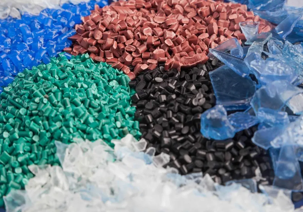 Kunststoffrezyklate als bunte Flakes Kunststoffrezyklate als bunte Flakes