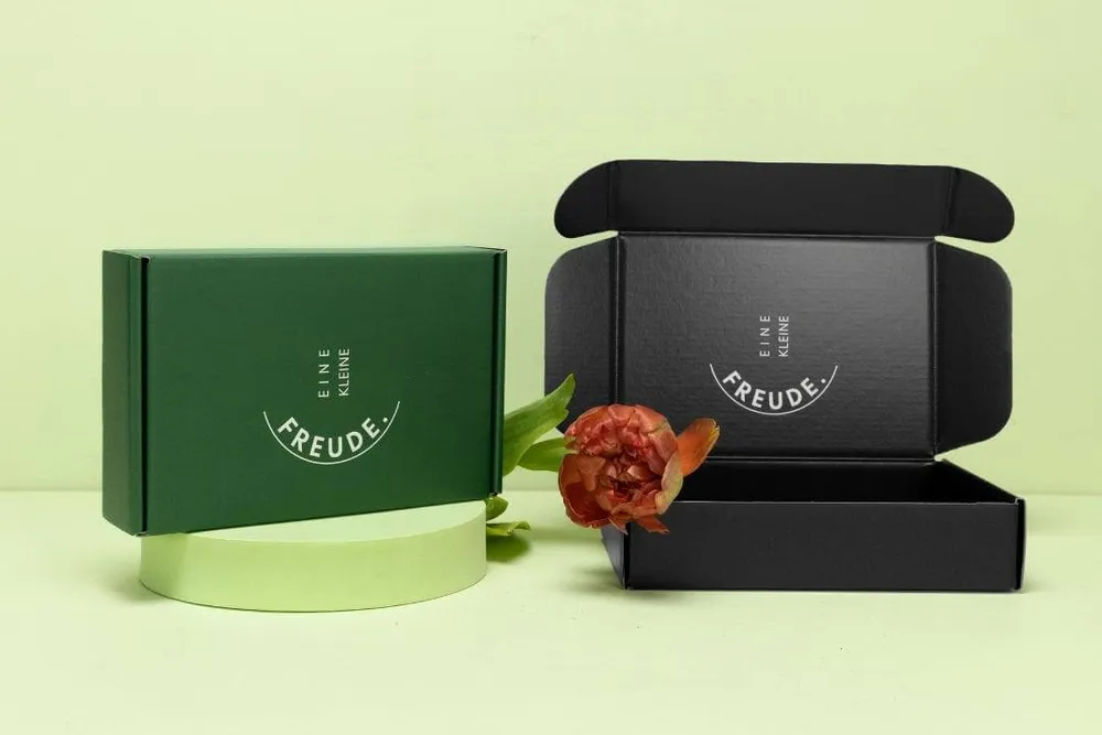 Verpackung vollflächig schwarz bedruckt Verpackung vollflächig schwarz bedruckt