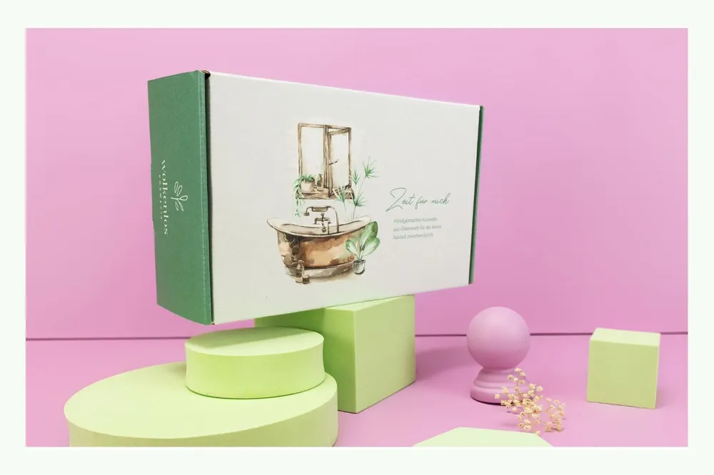 Weiße und grüne Produktverpackung aus Karton auf farbigem Hintergrund Weiße und grüne Produktverpackung aus Karton auf farbigem Hintergrund