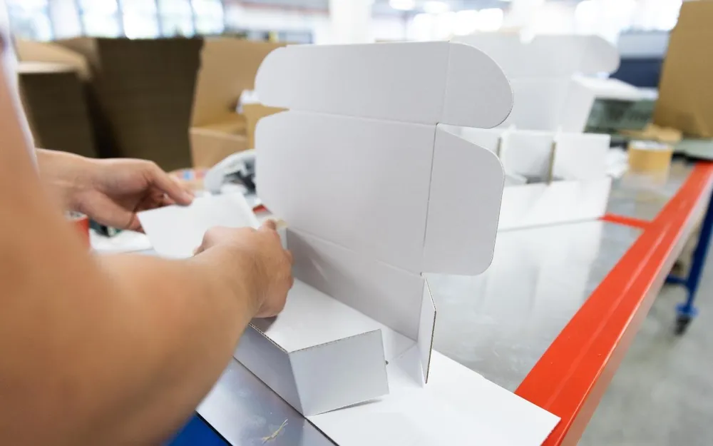 Assembly of shipping carton