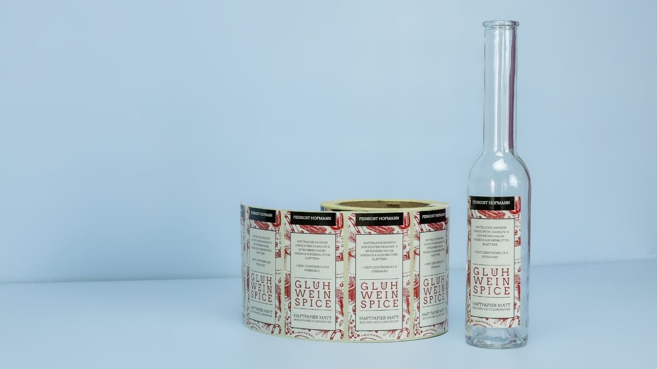 Etiketten auf einer Flasche