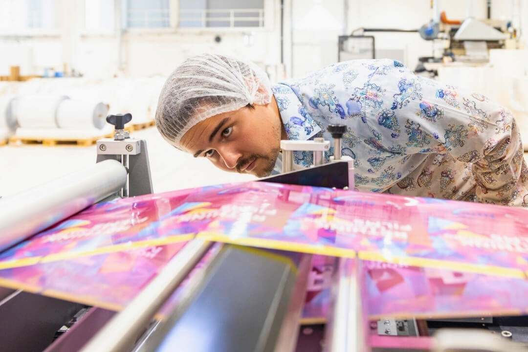 Person in Produktion von Standbodenbeutel