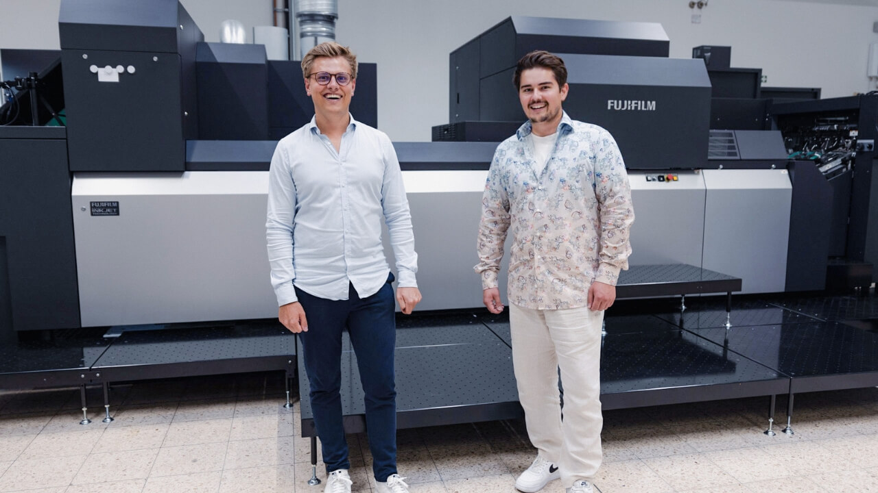 Lasse Harder und Nils Harder vor Druckmaschine Fuji Jetpress