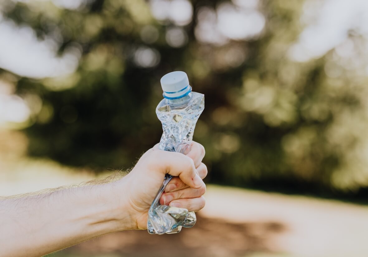 Bottiglia di plastica schiacciata non compostabile