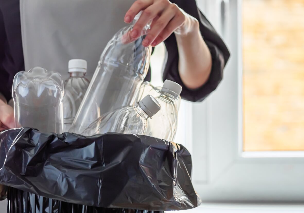 Plastikflasche in Hausmüll